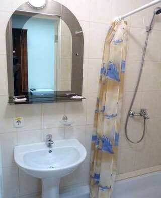 Гостиница Artbuhta Севастополь Двухместный номер с 2 отдельными кроватями и душем-4