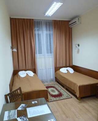 Гостиница Artbuhta Севастополь Двухместный номер с 2 отдельными кроватями и душем-3