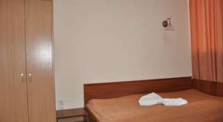 Гостиница Artbuhta Севастополь Двухместный номер с 2 отдельными кроватями и душем-6