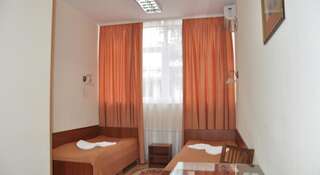 Гостиница Artbuhta Севастополь Двухместный номер с 2 отдельными кроватями и душем-1